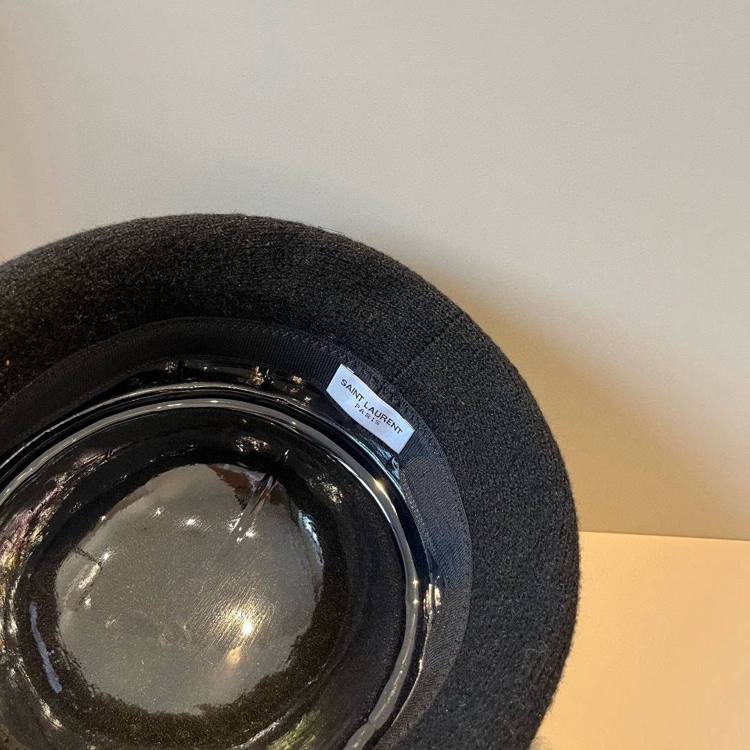 🆕

ysl圣罗兰新款羊毛卷边盆帽，不规则剪裁设计，头围57cm
