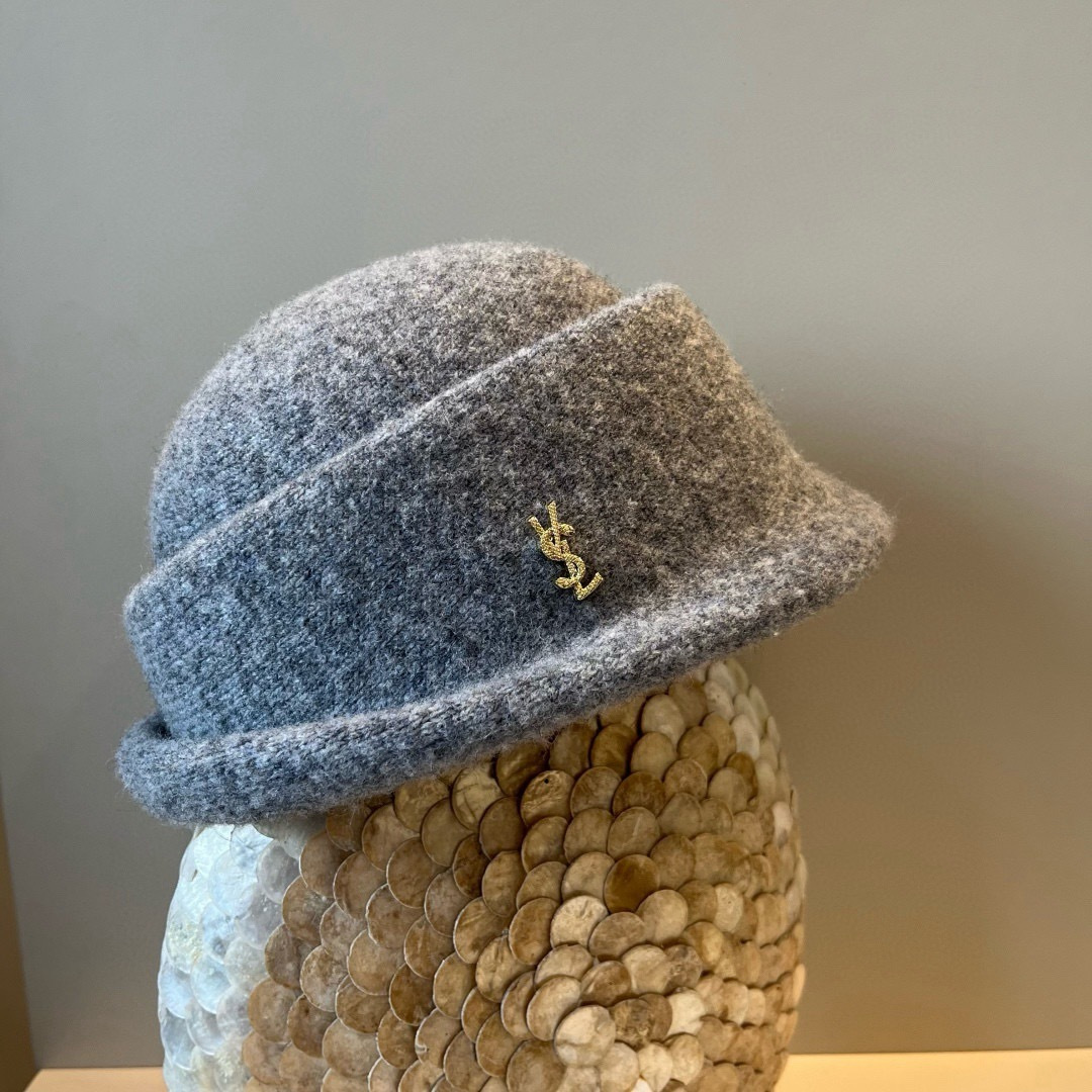 🆕

ysl圣罗兰新款羊毛卷边盆帽，不规则剪裁设计，头围57cm
