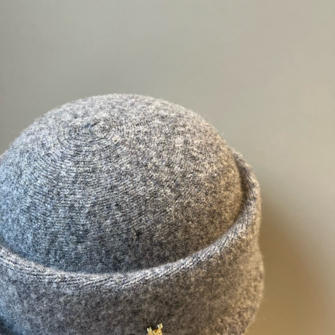 🆕

ysl圣罗兰新款羊毛卷边盆帽，不规则剪裁设计，头围57cm
