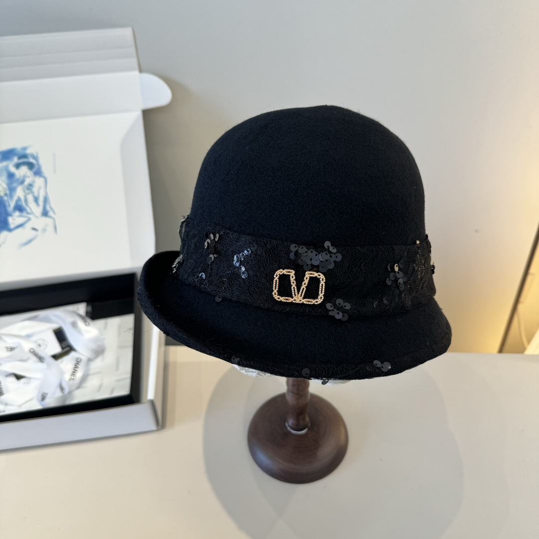 NO:365399,Valentino new wool curly basin hat, irregular tailoring design, head circumference 57cm hat, fisherman hat, baseball hat, knit hat, hat, valentino, espadrilles, hats华伦天奴新款羊毛卷边盆帽,不规则剪裁设计,头围57cm 帽子渔夫帽棒球帽针织帽,帽子,valentino,espadrilles,hats,hat