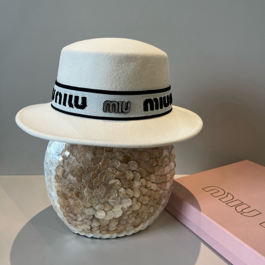 NO:643537,White miumiu autumn and winter new wool top hat, flat top hat, 100% wool fabric, head circumference 57cm hat fisherman hat baseball cap knitted hat, hat, miumiu, espadrilles, hats19860909白色 miumiu缪缪秋冬新款羊毛礼帽,平顶礼帽,百分百羊毛面料,头围57cm帽子渔夫帽棒球帽针织帽,帽子,miumiu,espadrilles,hats,hat