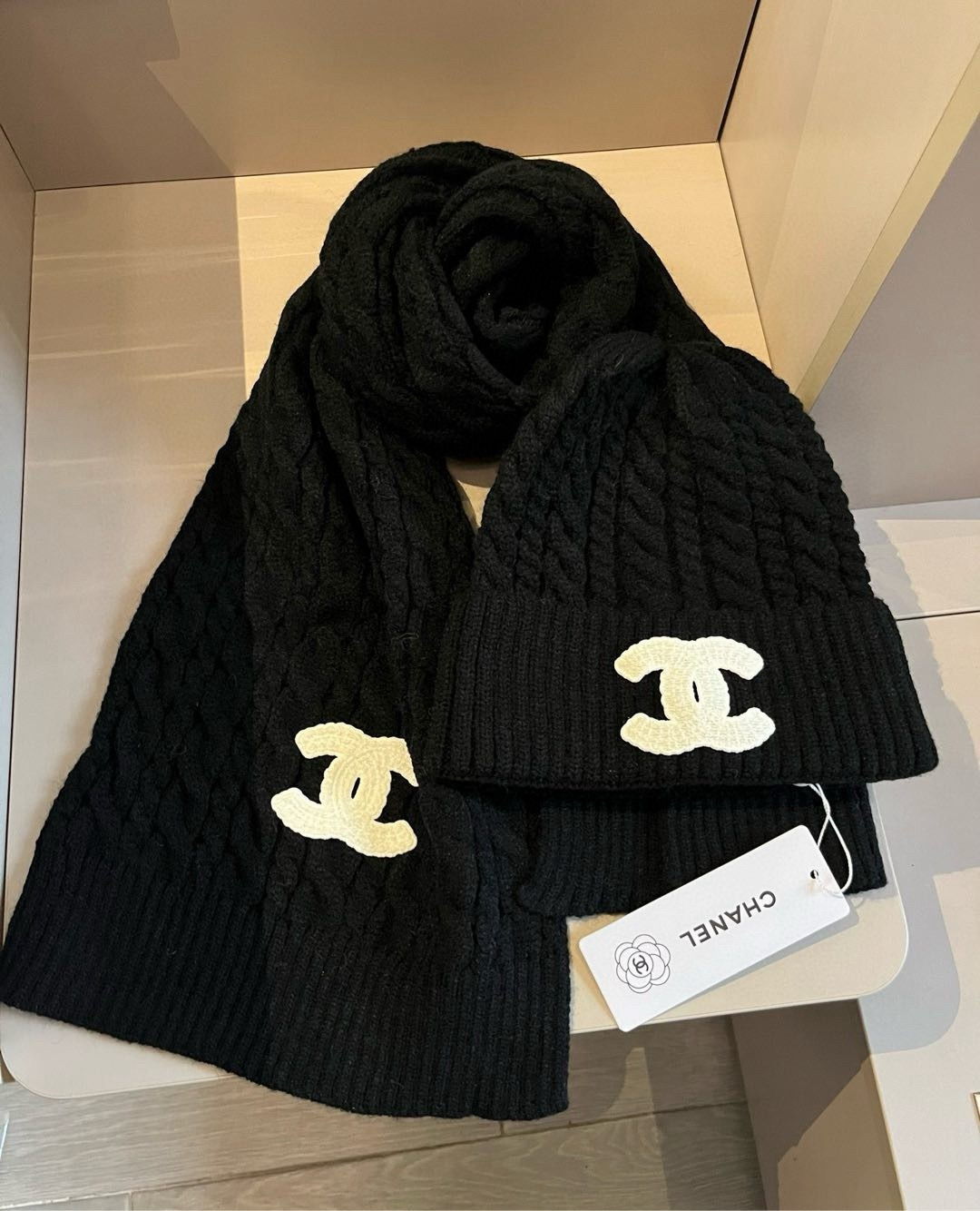 NO:532805,Chanel Chanel knitted scarf hat set official style suit, suit, chanel, chanel, hats19860909Chanel香奈儿针织围巾帽子套装官方款套装,套装,chanel,chanel,hats,accessory
