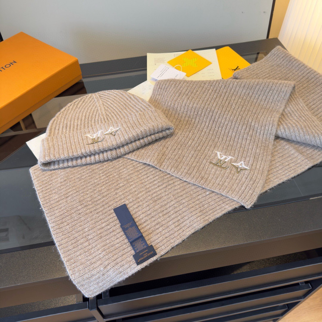 PLv路易斯新款经典围巾帽子套装，百分百💯羊绒 暖暖呼呼，超级舒服～冬日小姐姐减龄神器哦～这个冬天你就差