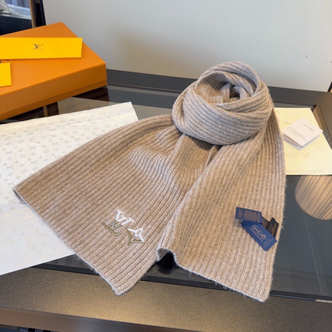 PLv路易斯新款经典围巾帽子套装，百分百💯羊绒 暖暖呼呼，超级舒服～冬日小姐姐减龄神器哦～这个冬天你就差