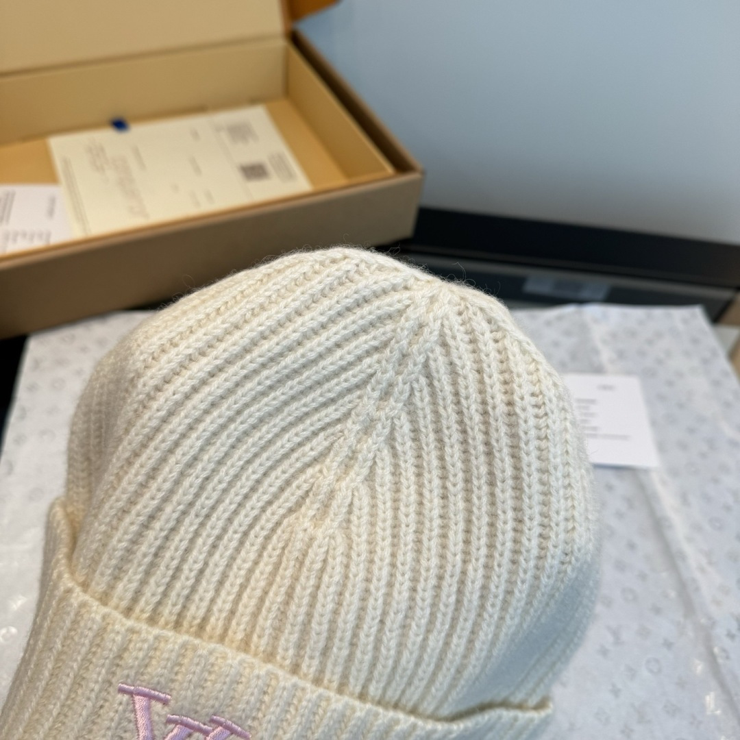 PLv路易斯新款经典围巾帽子套装，百分百💯羊绒 暖暖呼呼，超级舒服～冬日小姐姐减龄神器哦～这个冬天你就差