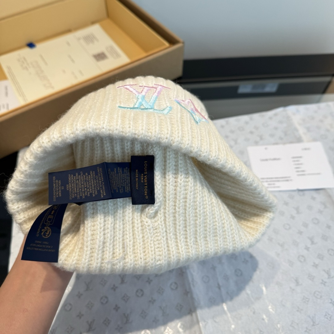 PLv路易斯新款经典围巾帽子套装，百分百💯羊绒 暖暖呼呼，超级舒服～冬日小姐姐减龄神器哦～这个冬天你就差