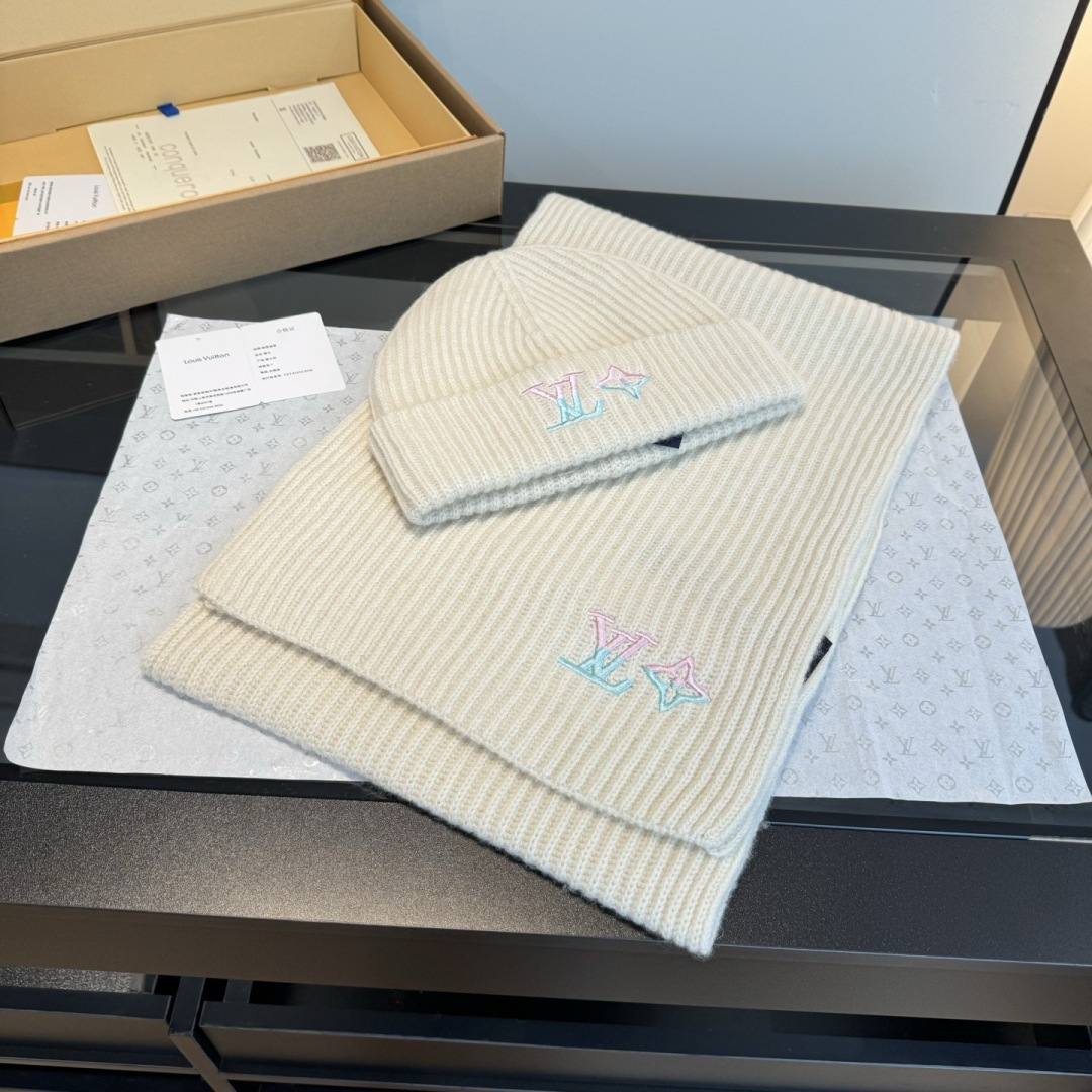 PLv路易斯新款经典围巾帽子套装，百分百💯羊绒 暖暖呼呼，超级舒服～冬日小姐姐减龄神器哦～这个冬天你就差