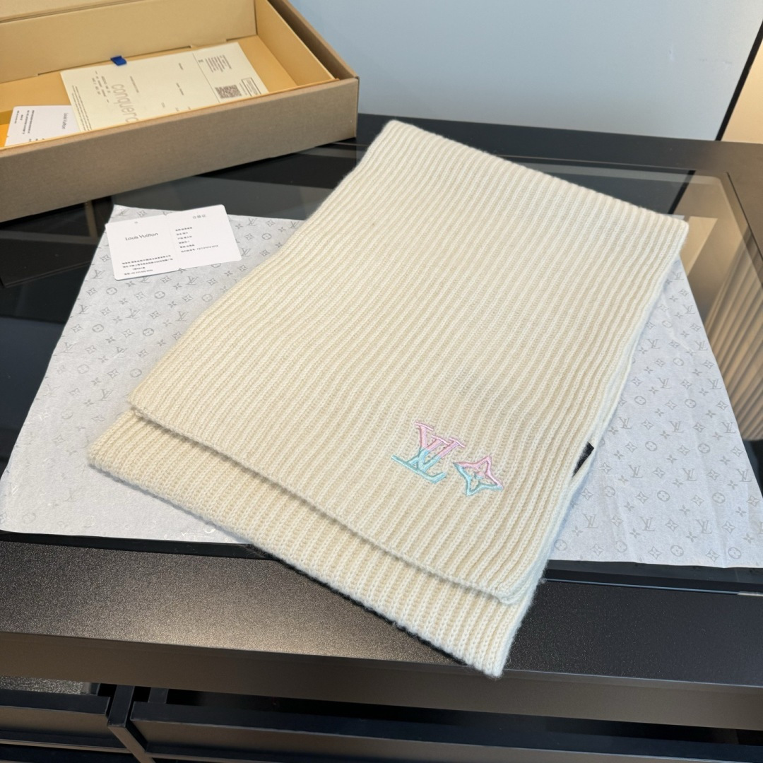 PLv路易斯新款经典围巾帽子套装，百分百💯羊绒 暖暖呼呼，超级舒服～冬日小姐姐减龄神器哦～这个冬天你就差