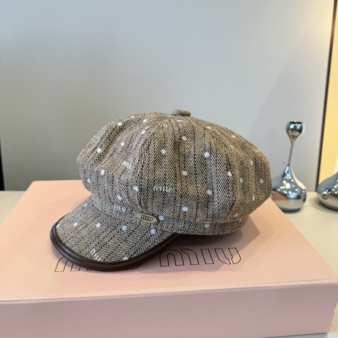NO:617343,miumiu new duck bill painter hat, head circumference 57cm hat fisherman hat baseball cap knitted hat, hat, miumiu, espadrilles, hats19860909miumiu缪缪新款鸭舌画家帽,头围57cm帽子渔夫帽棒球帽针织帽,帽子,miumiu,espadrilles,hats,hat
