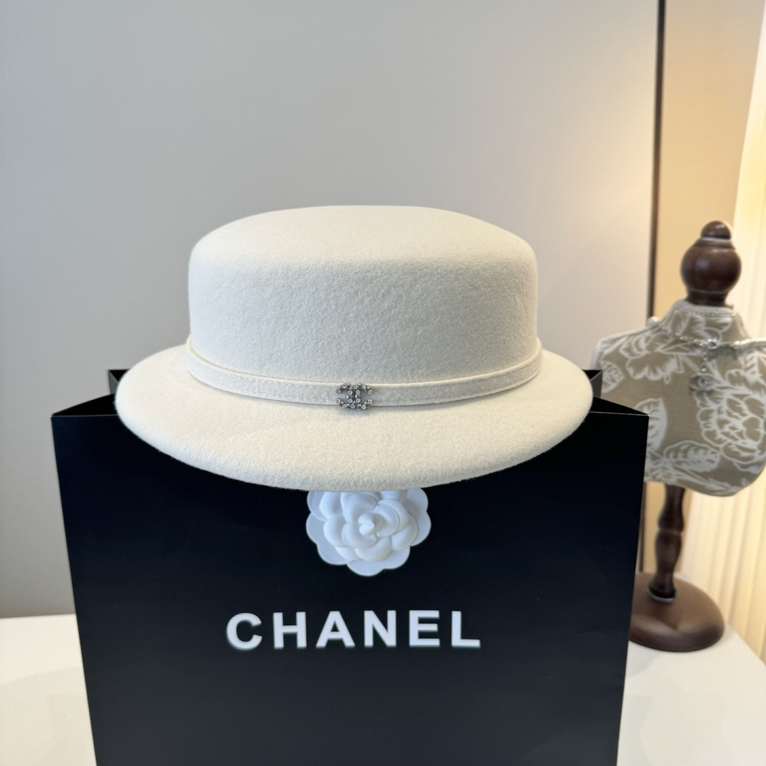 NO:617335,White Chanel new wool hat, beret, super goddess style, advanced custom hat, 100% wool fabric, head circumference 57cm hat, fisherman hat, baseball cap, knitted hat, hat, chanel, chanel, espadrilles, hats19860909白色 Chanel香奈儿新款羊毛礼帽,贝雷帽,超级女神范,高级定制礼帽,百分百羊毛面料 头围57cm帽子渔夫帽棒球帽针织帽,帽子,chanel,chanel,espadrilles,hats,hat