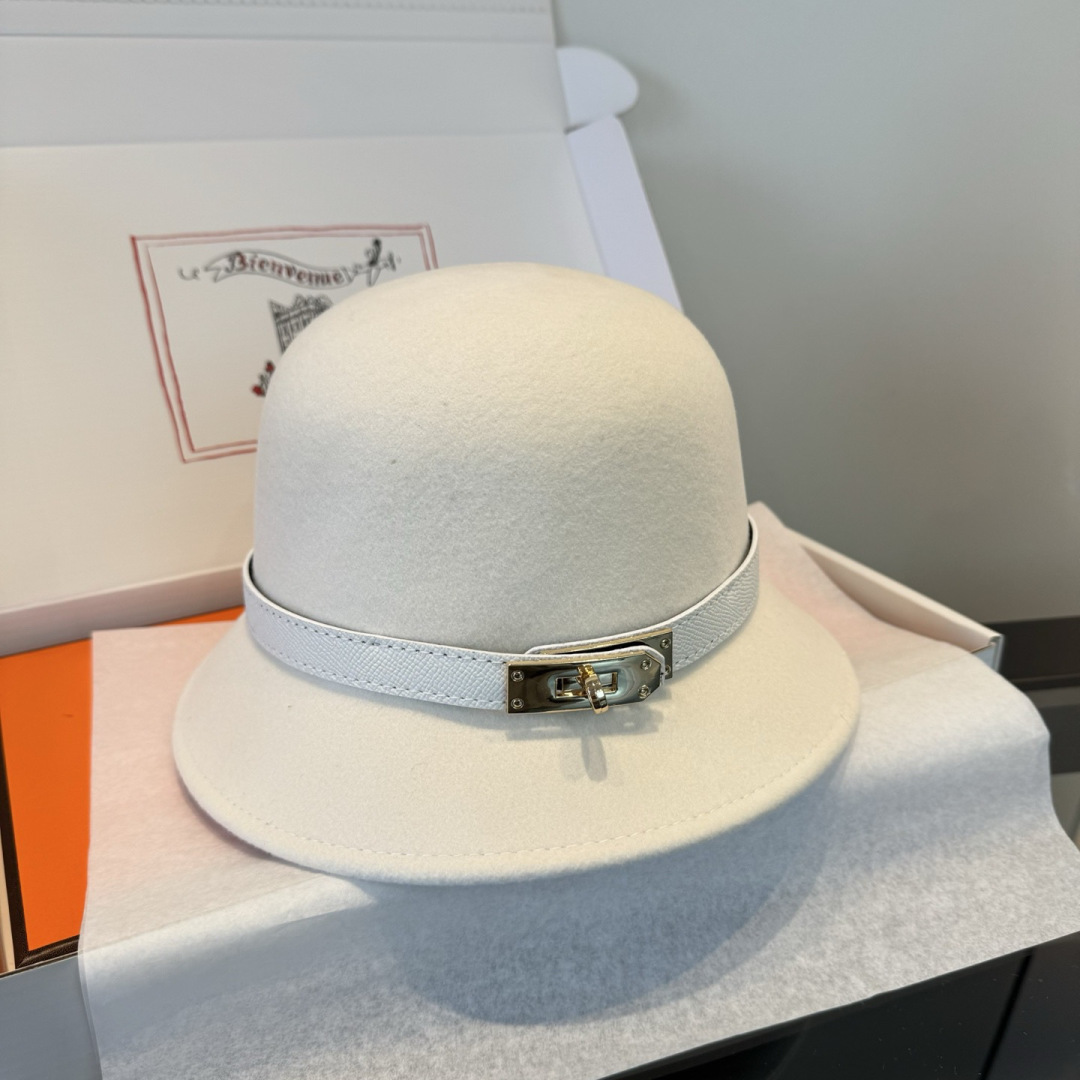 NO:617405,White HEREMS Hermès 2025 new autumn and winter wool basin hat, 100% wool belt buckle hat, fashion goddess must-have, head circumference 57cm khaki black head circumference 57cm hat fisherman hat baseball cap knitted hat, hat, hermes, espadrilles, hats19860909白色 HEREMS爱马仕2025秋冬新款羊毛盆帽,百分百羊毛皮带扣礼帽,时尚女神必备,头围57cm 卡其 黑色头围57cm帽子渔夫帽棒球帽针织帽,帽子,hermes,espadrilles,hats,hat