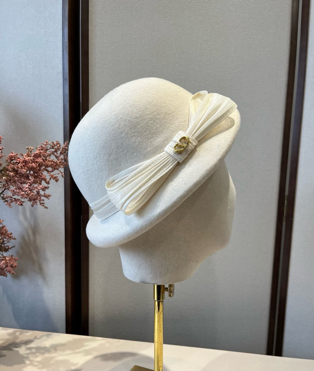 NO:617440,White Valentino new autumn and winter wool basin hat, 100% wool fabric, head circumference 57cm hat, fisherman hat, baseball cap, knitted hat, hat, valentino, espadrilles, hats19860909白色 华伦天奴新款秋冬羊毛盆帽,百分百羊毛面料、头围57cm帽子渔夫帽棒球帽针织帽,帽子,valentino,espadrilles,hats,hat