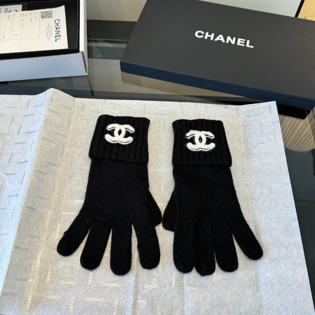 P Chanel香奈儿三件套装秋冬款70%羊毛，30%兔毛高品质定制！这款必定是极简主义的最爱干净，利索