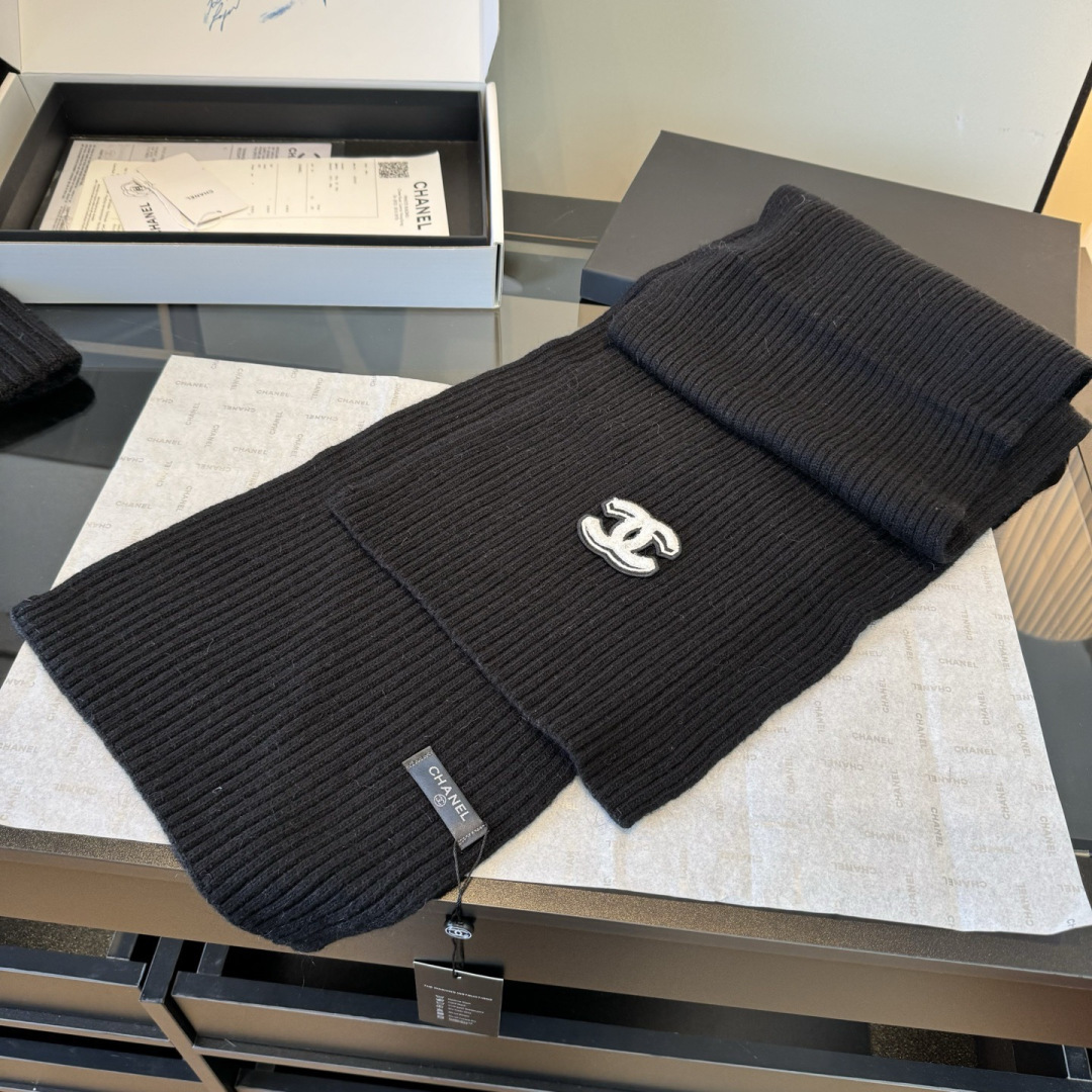 P Chanel香奈儿三件套装秋冬款70%羊毛，30%兔毛高品质定制！这款必定是极简主义的最爱干净，利索