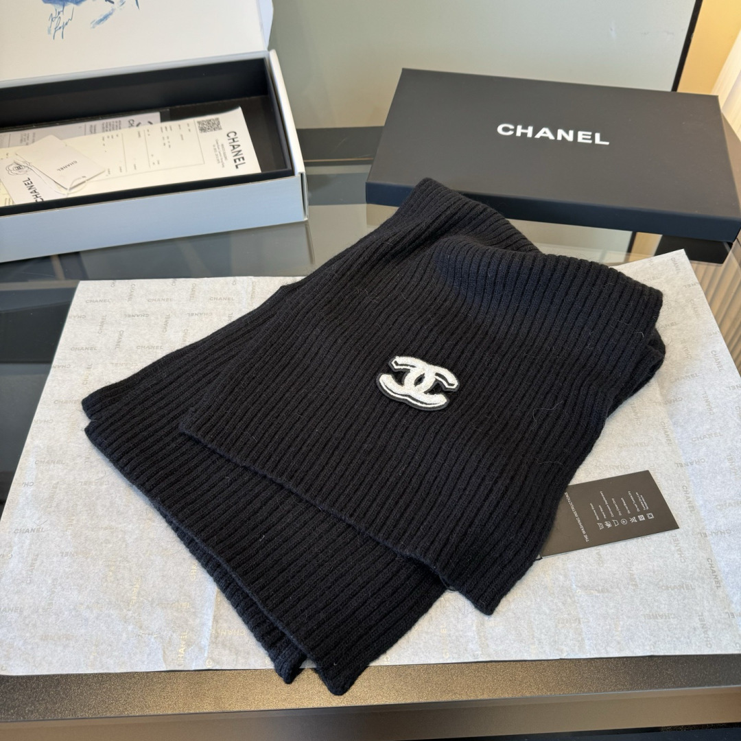 P Chanel香奈儿三件套装秋冬款70%羊毛，30%兔毛高品质定制！这款必定是极简主义的最爱干净，利索