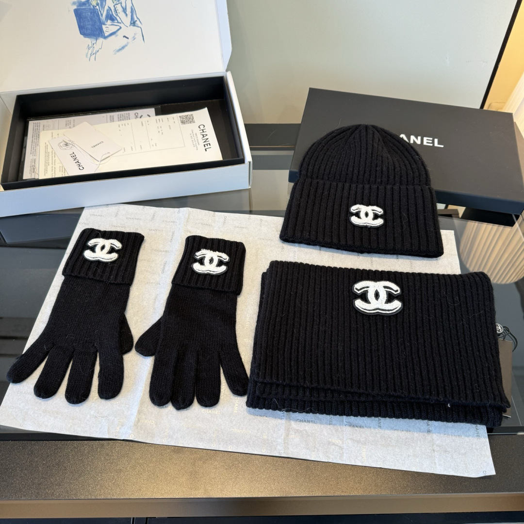 P Chanel香奈儿三件套装秋冬款70%羊毛，30%兔毛高品质定制！这款必定是极简主义的最爱干净，利索