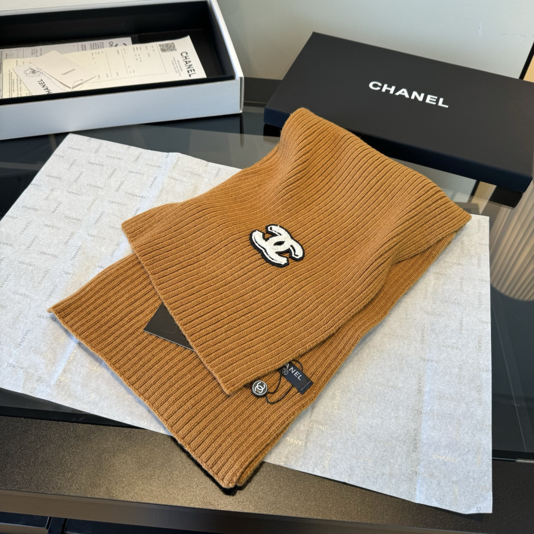 P Chanel香奈儿三件套装秋冬款70%羊毛，30%兔毛高品质定制！这款必定是极简主义的最爱干净，利索