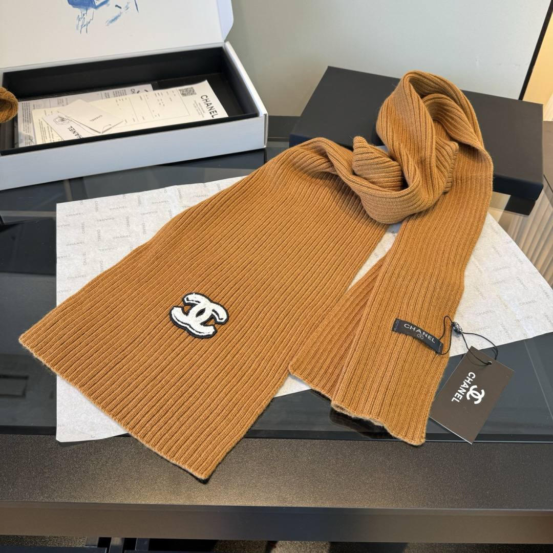 P Chanel香奈儿三件套装秋冬款70%羊毛，30%兔毛高品质定制！这款必定是极简主义的最爱干净，利索