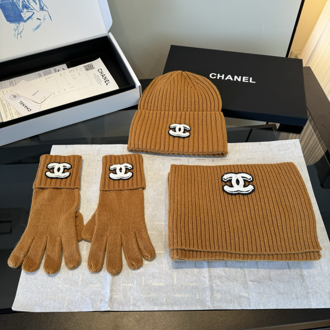 P Chanel香奈儿三件套装秋冬款70%羊毛，30%兔毛高品质定制！这款必定是极简主义的最爱干净，利索