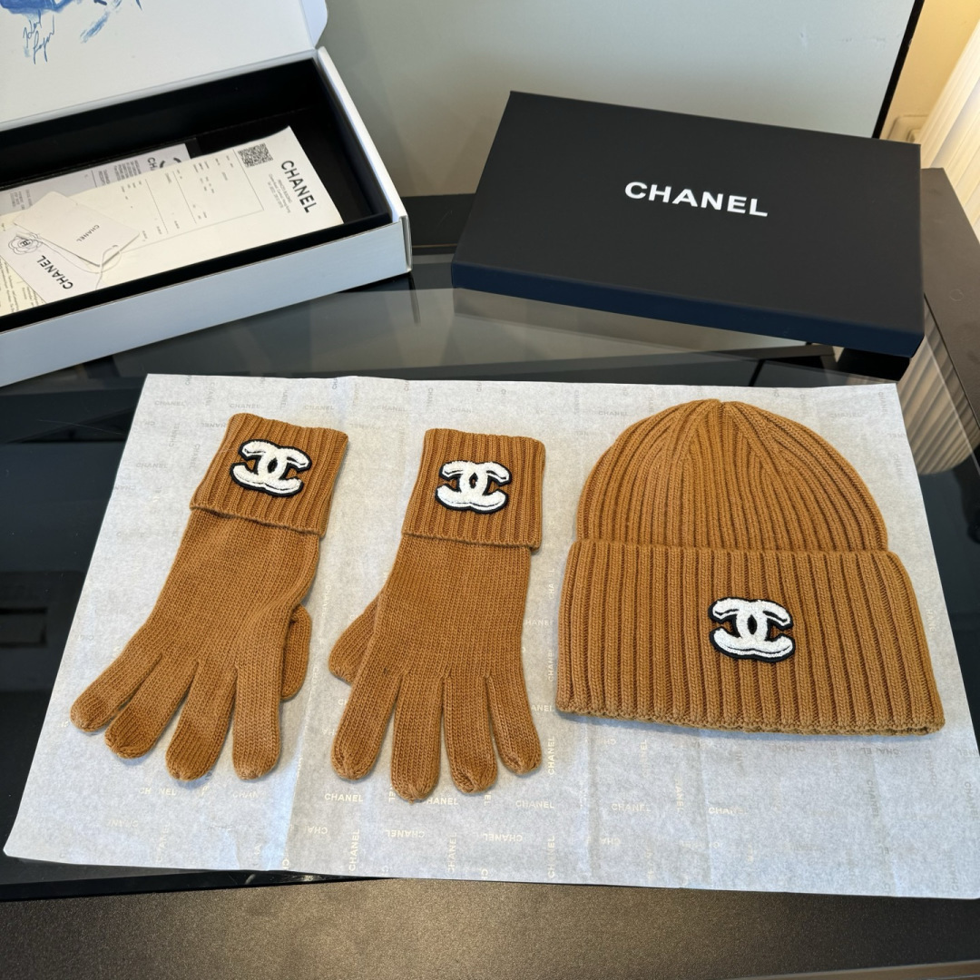 P Chanel香奈儿三件套装秋冬款70%羊毛，30%兔毛高品质定制！这款必定是极简主义的最爱干净，利索