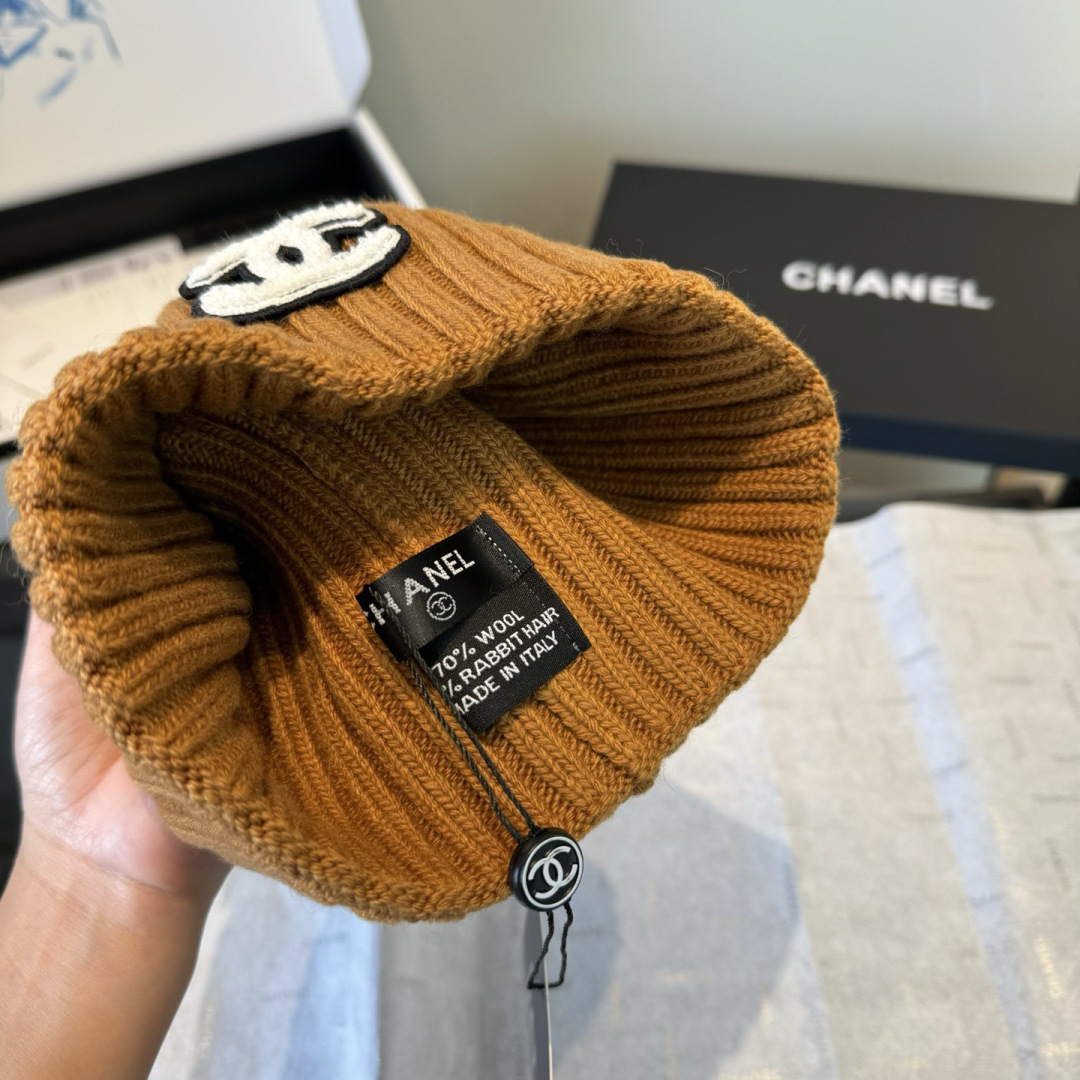 P Chanel香奈儿三件套装秋冬款70%羊毛，30%兔毛高品质定制！这款必定是极简主义的最爱干净，利索