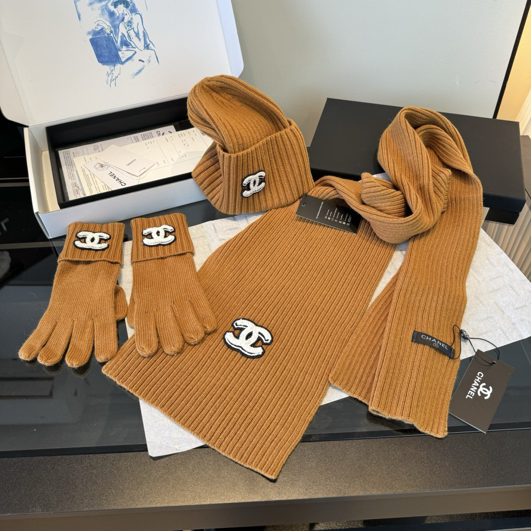 P Chanel香奈儿三件套装秋冬款70%羊毛，30%兔毛高品质定制！这款必定是极简主义的最爱干净，利索