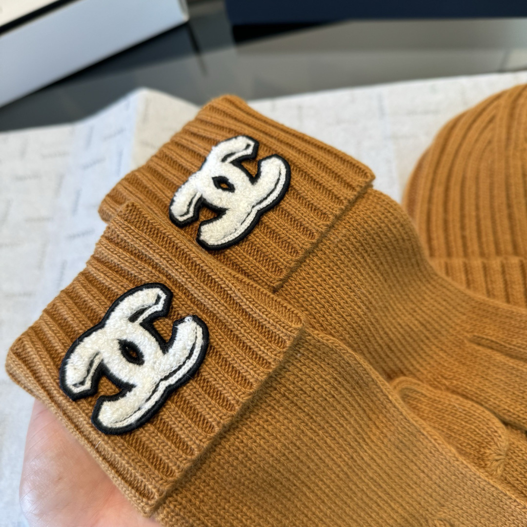 P Chanel香奈儿三件套装秋冬款70%羊毛，30%兔毛高品质定制！这款必定是极简主义的最爱干净，利索