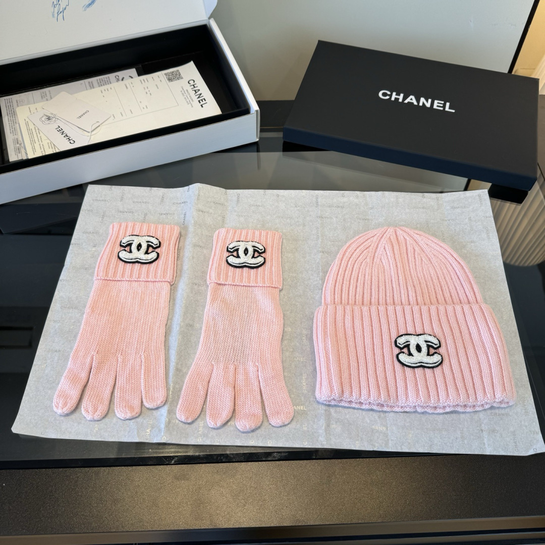 P Chanel香奈儿三件套装秋冬款70%羊毛，30%兔毛高品质定制！这款必定是极简主义的最爱干净，利索