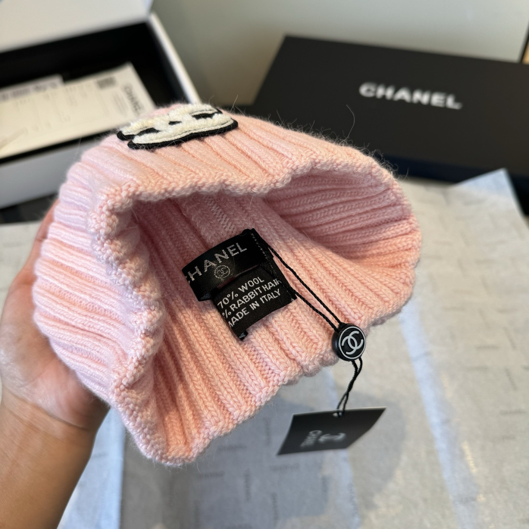 P Chanel香奈儿三件套装秋冬款70%羊毛，30%兔毛高品质定制！这款必定是极简主义的最爱干净，利索