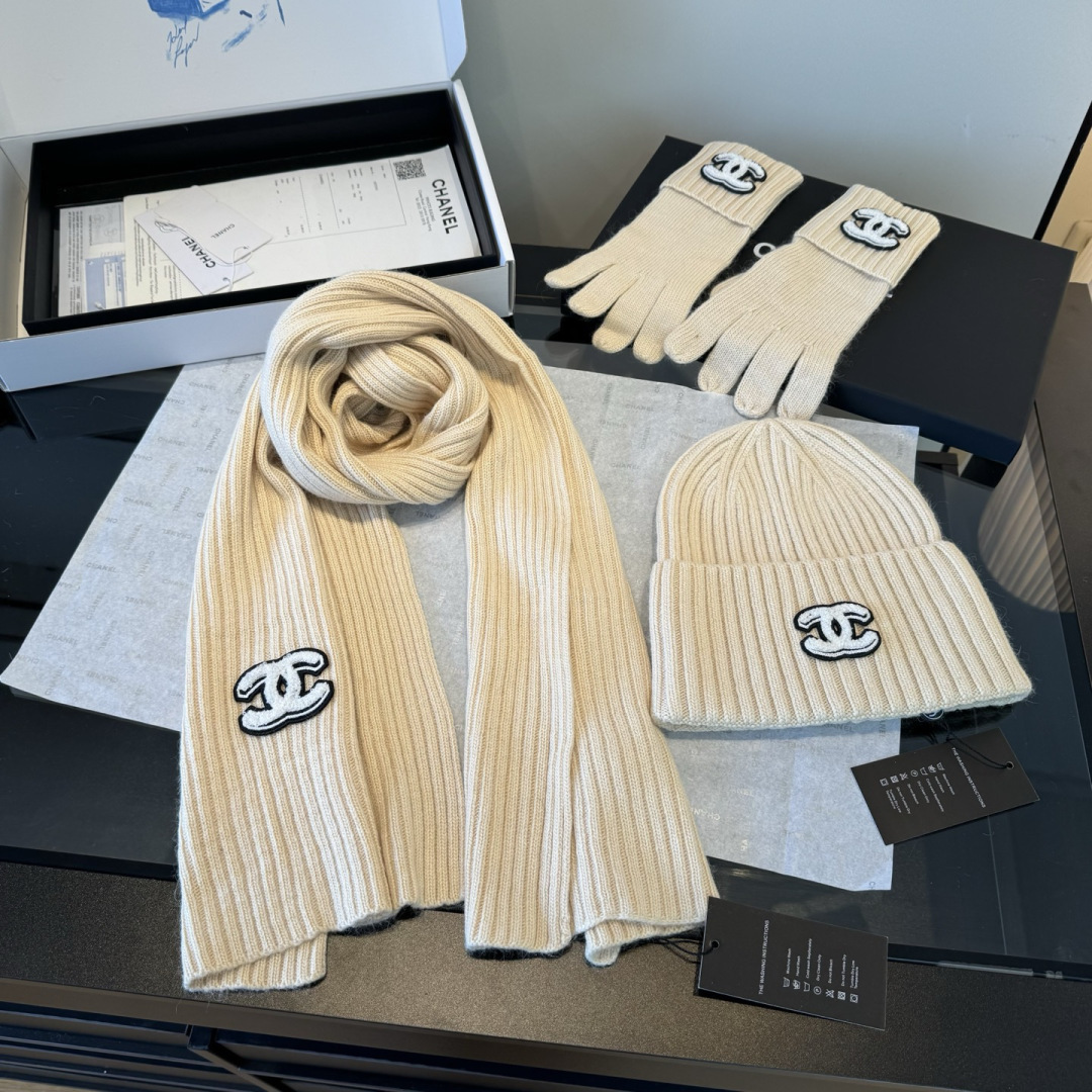 P Chanel香奈儿三件套装秋冬款70%羊毛，30%兔毛高品质定制！这款必定是极简主义的最爱干净，利索