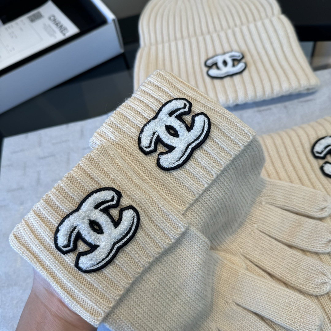 P Chanel香奈儿三件套装秋冬款70%羊毛，30%兔毛高品质定制！这款必定是极简主义的最爱干净，利索