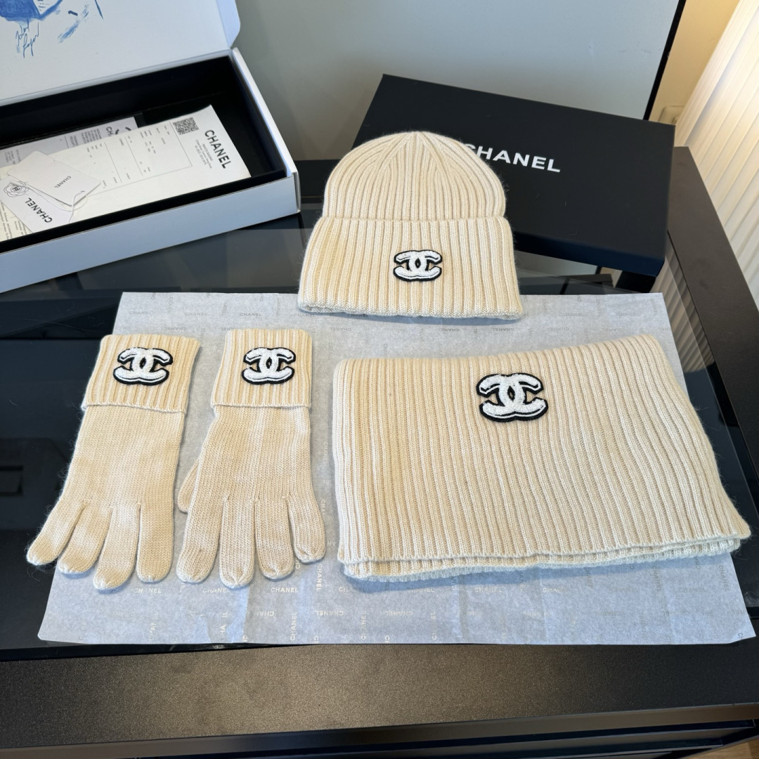 P Chanel香奈儿三件套装秋冬款70%羊毛，30%兔毛高品质定制！这款必定是极简主义的最爱干净，利索