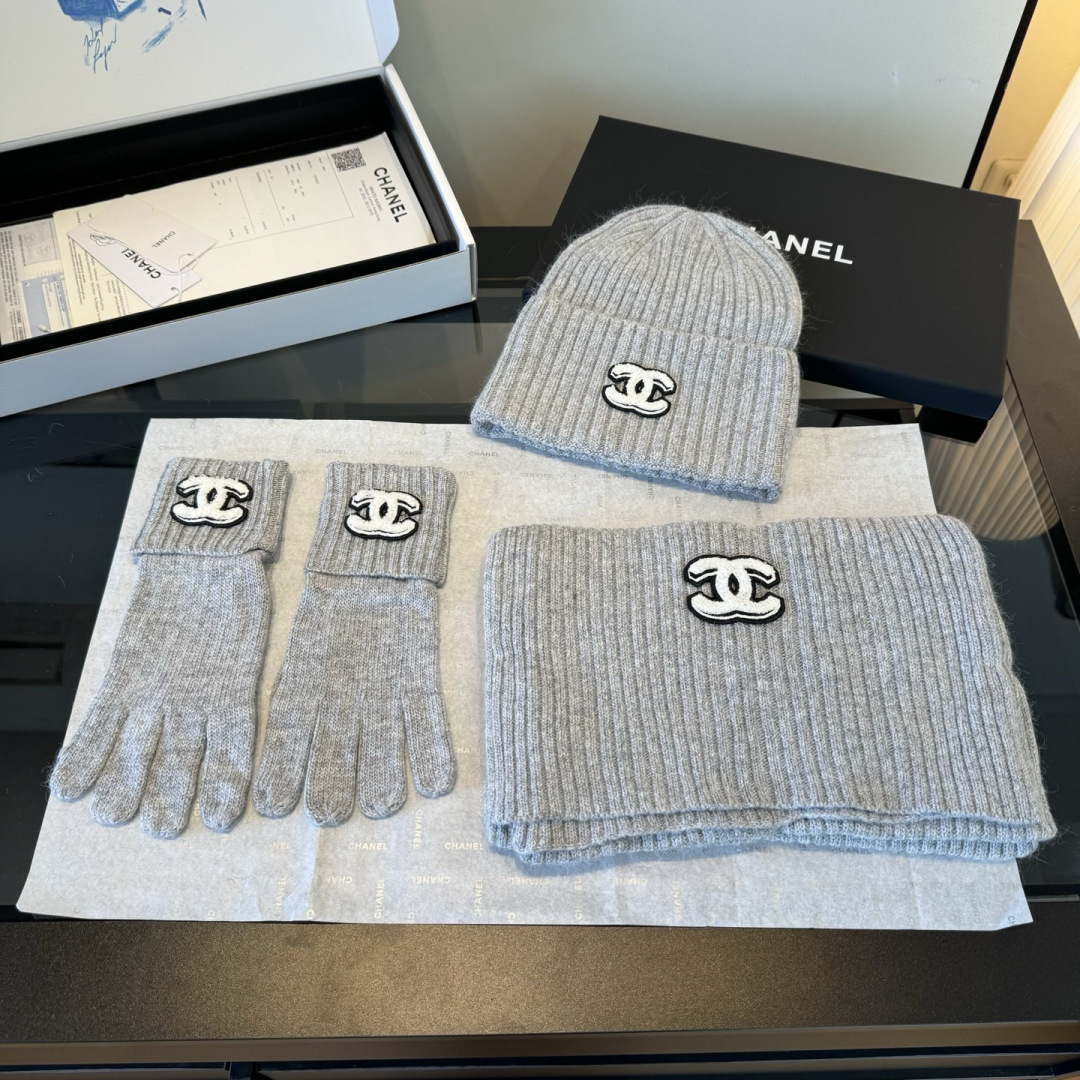 P Chanel香奈儿三件套装秋冬款70%羊毛，30%兔毛高品质定制！这款必定是极简主义的最爱干净，利索