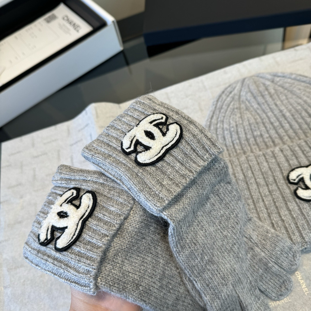 P Chanel香奈儿三件套装秋冬款70%羊毛，30%兔毛高品质定制！这款必定是极简主义的最爱干净，利索