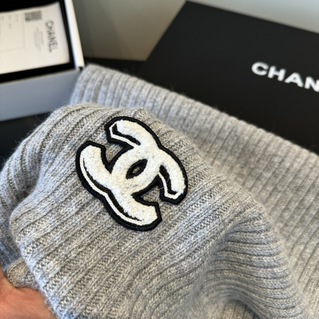 P Chanel香奈儿三件套装秋冬款70%羊毛，30%兔毛高品质定制！这款必定是极简主义的最爱干净，利索