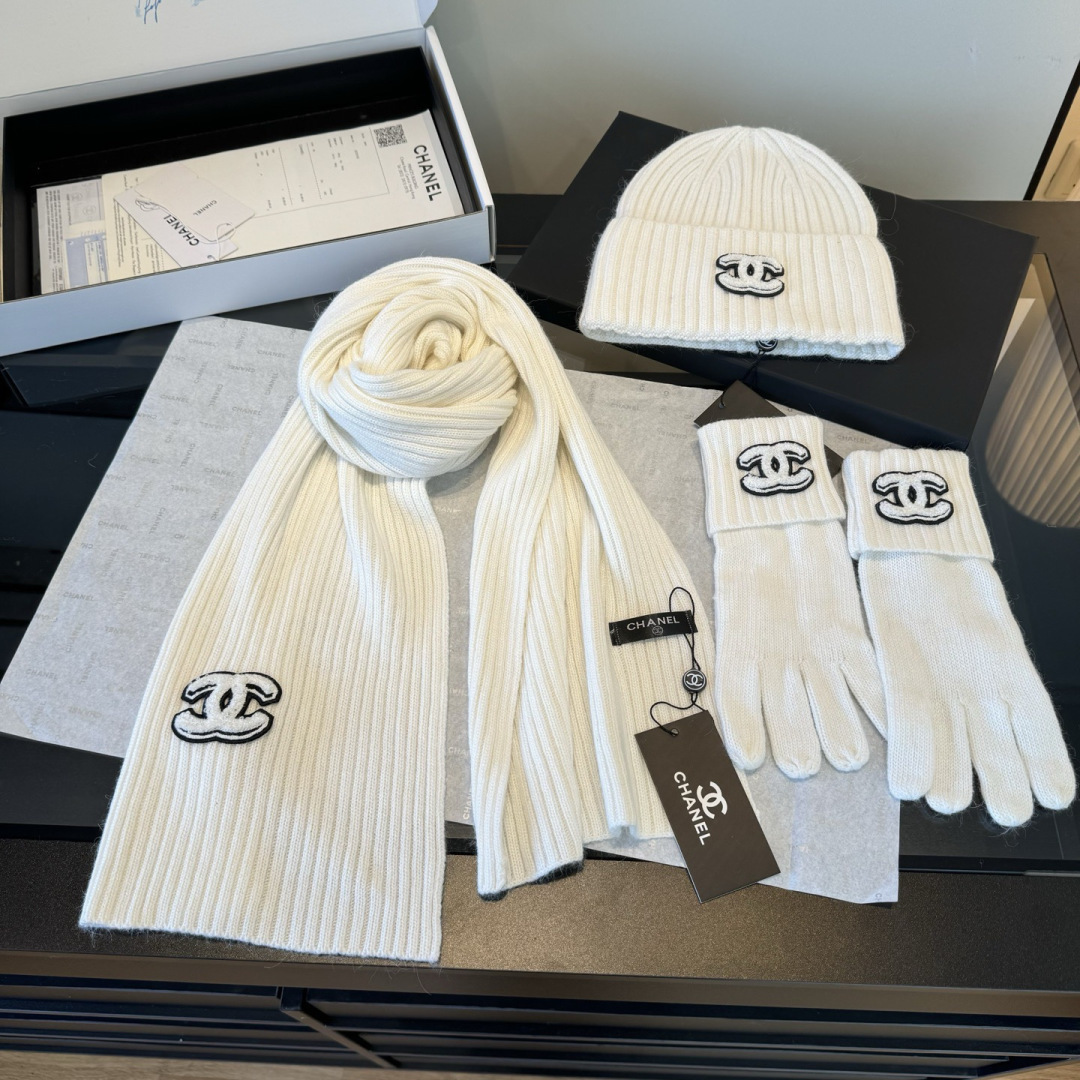 P Chanel香奈儿三件套装秋冬款70%羊毛，30%兔毛高品质定制！这款必定是极简主义的最爱干净，利索