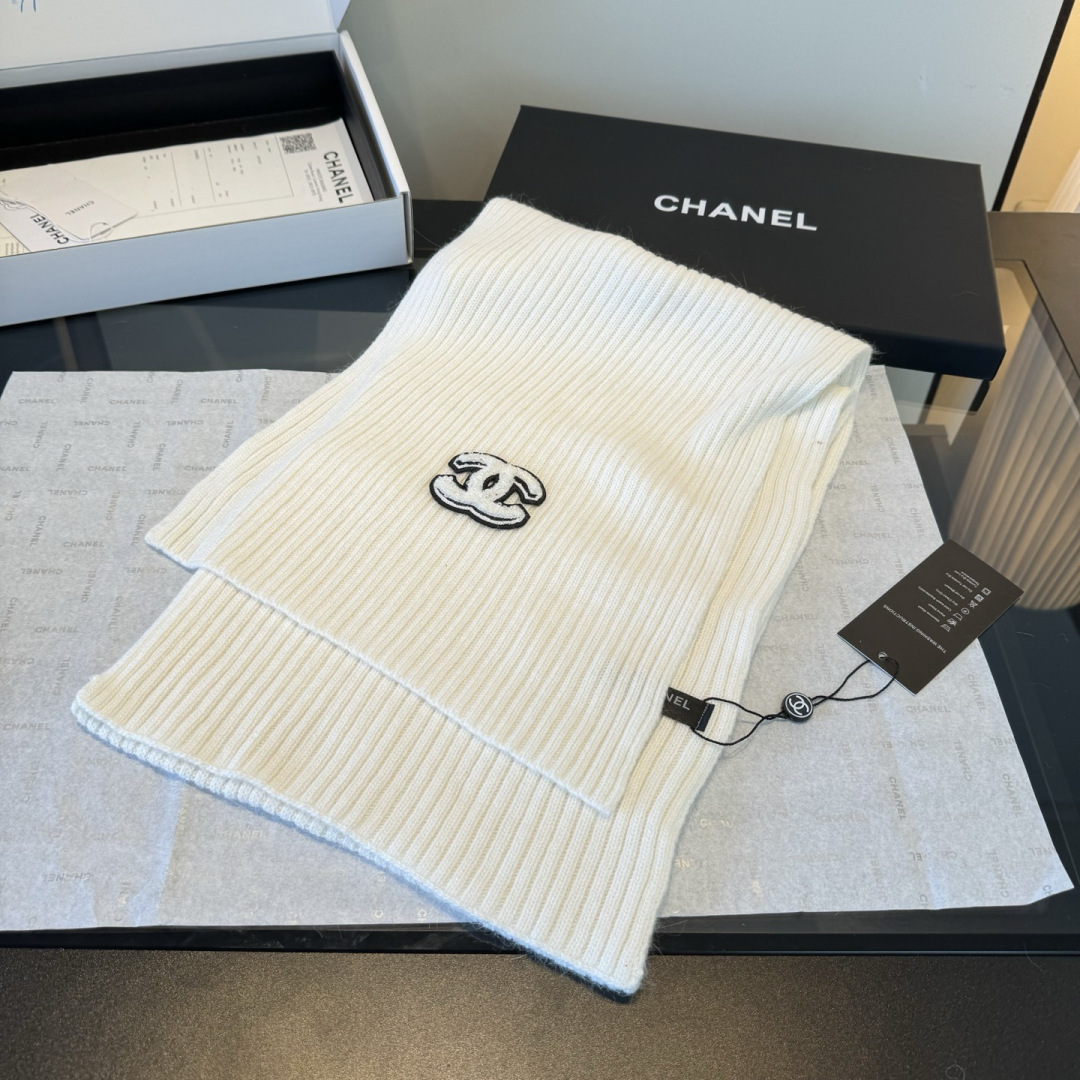 P Chanel香奈儿三件套装秋冬款70%羊毛，30%兔毛高品质定制！这款必定是极简主义的最爱干净，利索