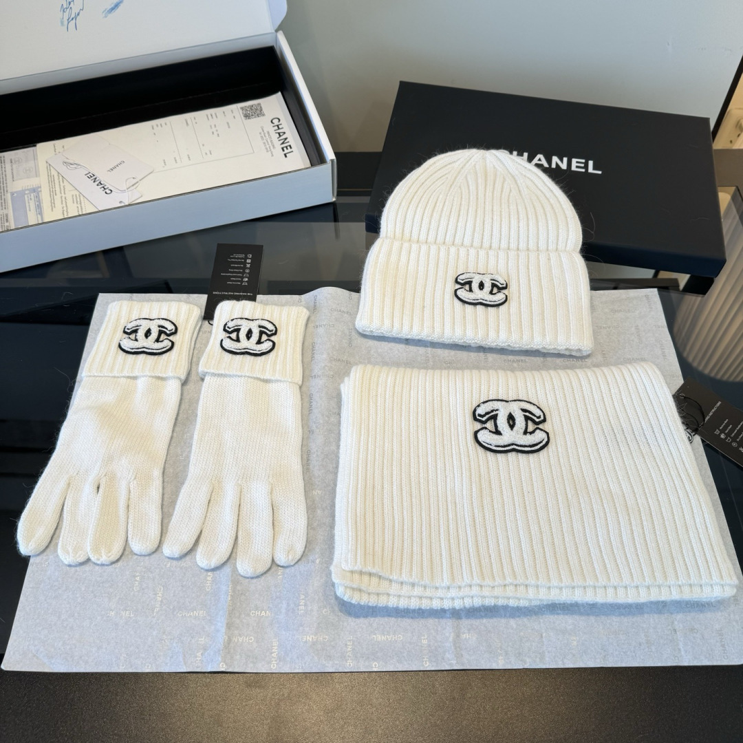 P Chanel香奈儿三件套装秋冬款70%羊毛，30%兔毛高品质定制！这款必定是极简主义的最爱干净，利索