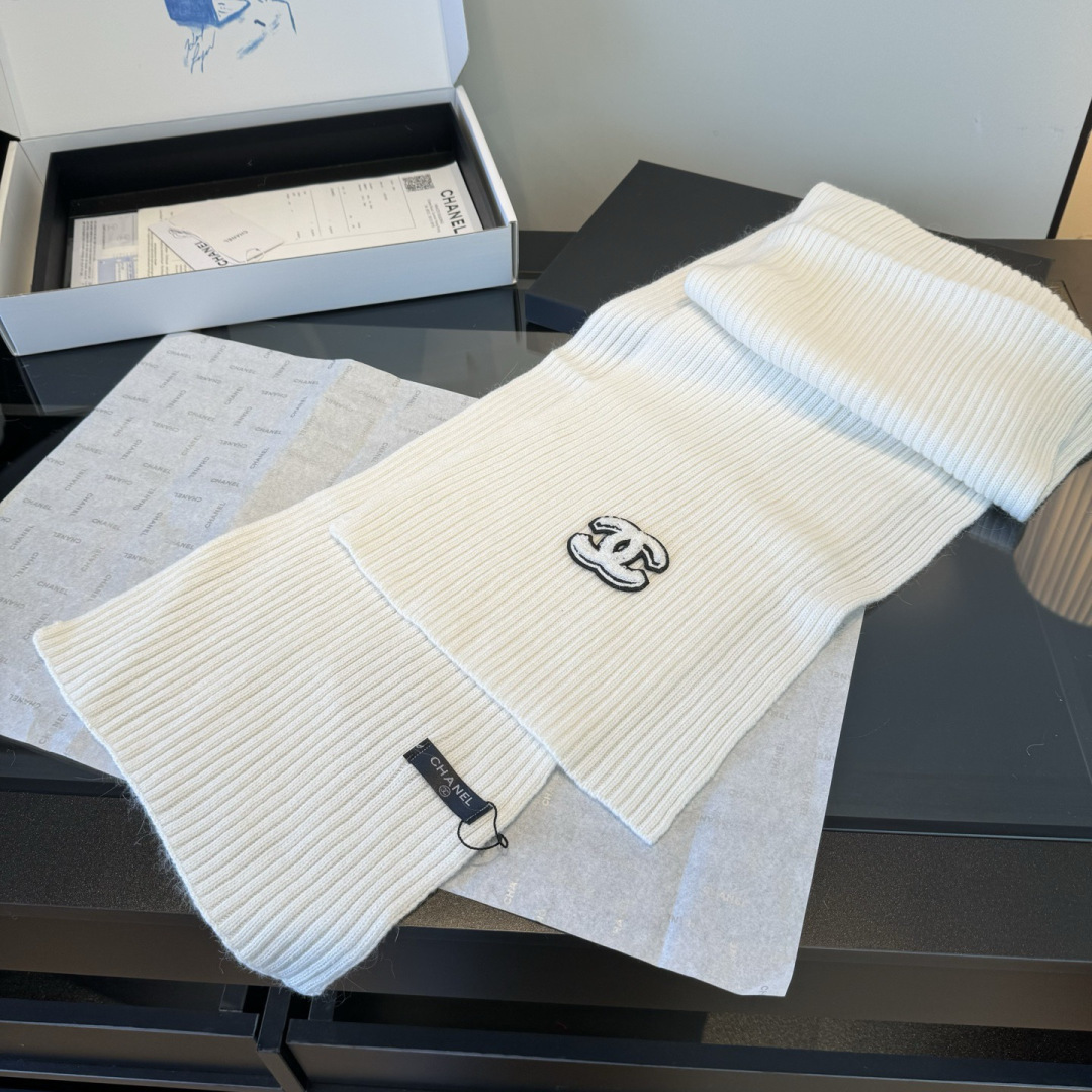 P Chanel香奈儿三件套装秋冬款70%羊毛，30%兔毛高品质定制！这款必定是极简主义的最爱干净，利索