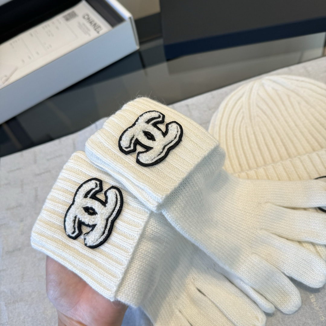 P Chanel香奈儿三件套装秋冬款70%羊毛，30%兔毛高品质定制！这款必定是极简主义的最爱干净，利索