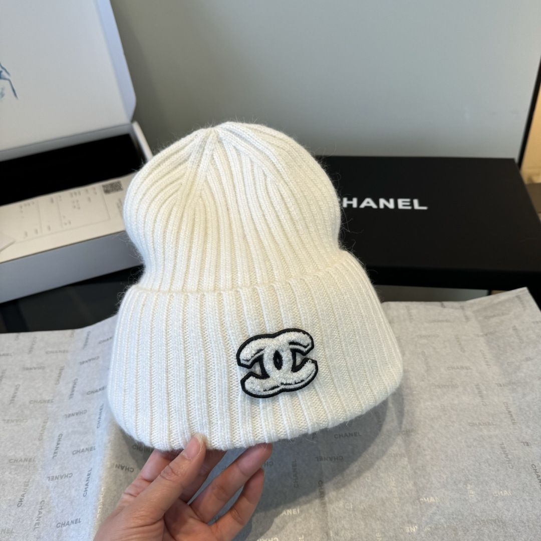 P Chanel香奈儿三件套装秋冬款70%羊毛，30%兔毛高品质定制！这款必定是极简主义的最爱干净，利索