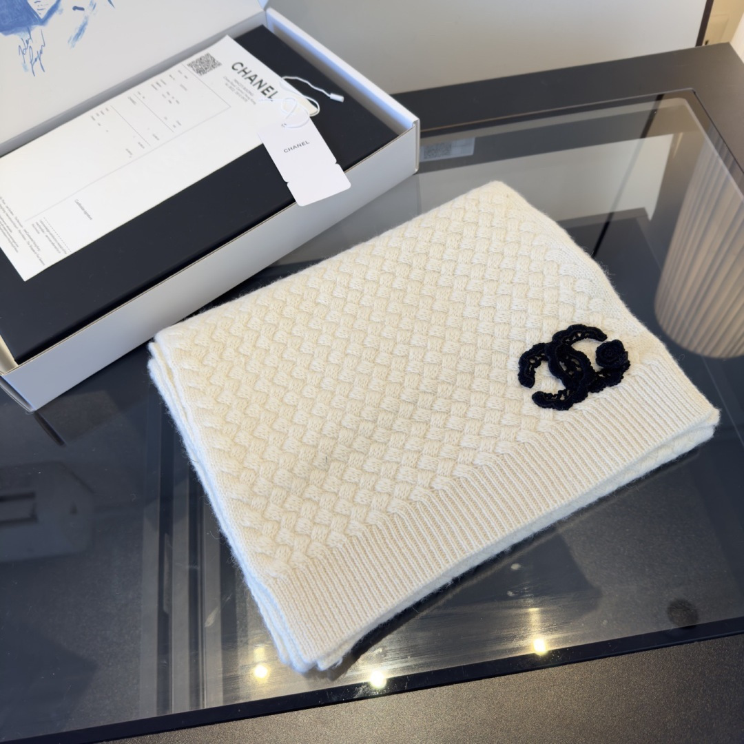 PChanel2025官方新款围巾帽子套装，百分百💯羊绒 暖暖呼呼，超级舒服～冬日小姐姐减龄神器哦～这个