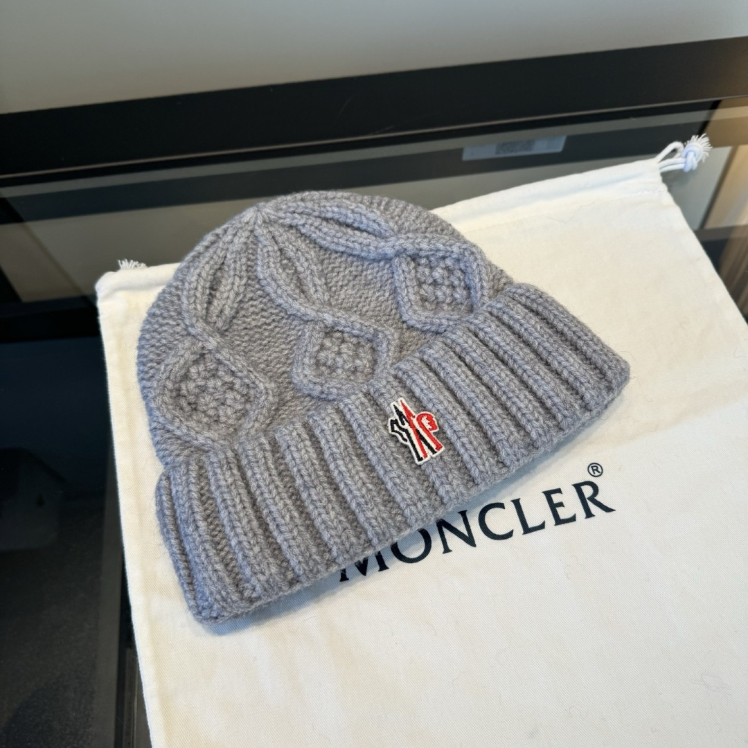 NO:643556,The MONCLER woolen hat is very soft and comfortable, warm and fashionable, simple and elegant, and versatile!  Hats bucket hat, baseball cap, knitted hat, hat, Moncler, espadrilles, hats19860909蒙口针织帽MONCLER毛线帽质量非常柔软舒服,保暖又时尚,简约大气,百搭款！帽子渔夫帽棒球帽针织帽,帽子,Moncler,espadrilles,hats,hat