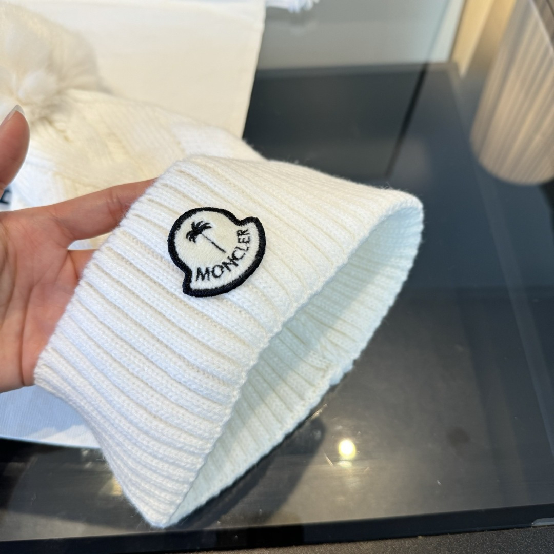 🌾蒙口针织帽MONCLER毛线帽👍质量非常柔软舒服，保暖又时尚，简约大气，百搭款！