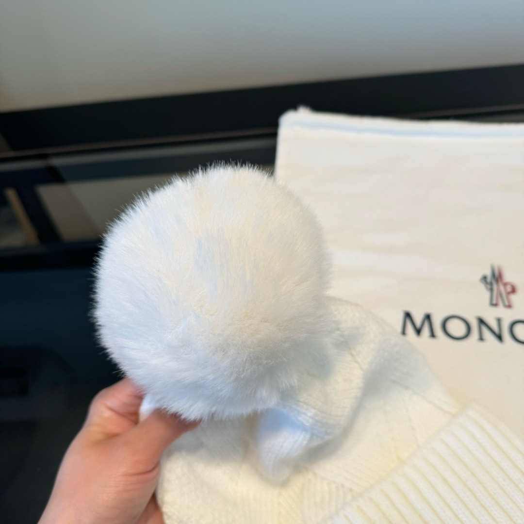 🌾蒙口针织帽MONCLER毛线帽👍质量非常柔软舒服，保暖又时尚，简约大气，百搭款！