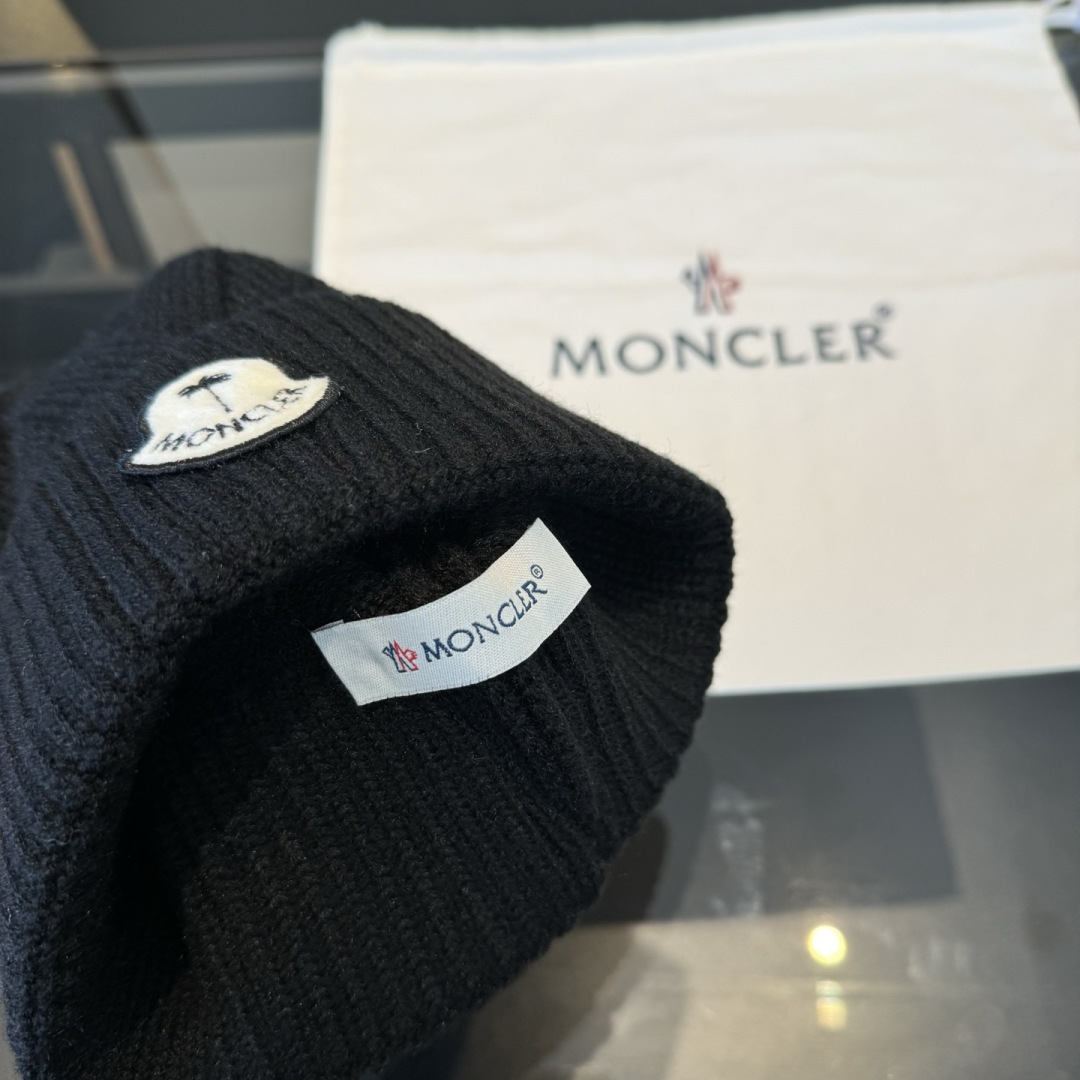 🌾蒙口针织帽MONCLER毛线帽👍质量非常柔软舒服，保暖又时尚，简约大气，百搭款！