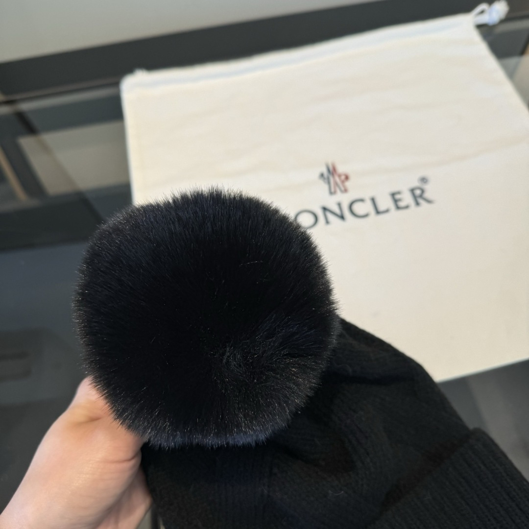 🌾蒙口针织帽MONCLER毛线帽👍质量非常柔软舒服，保暖又时尚，简约大气，百搭款！