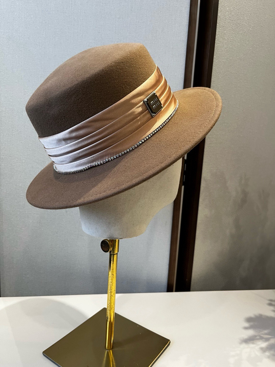 NO:742589,miumiu new wool top hat, flat top hat, 100% wool fabric, head circumference 57cm hat, straw hat, fisherman hat, baseball cap, hat, miumiu, espadrilles, hats19860909 miumiu缪缪新款羊毛礼帽,平顶礼帽,百分百羊毛面料,头围57cm帽子草帽渔夫帽棒球帽,帽子,miumiu,espadrilles,hats,hat