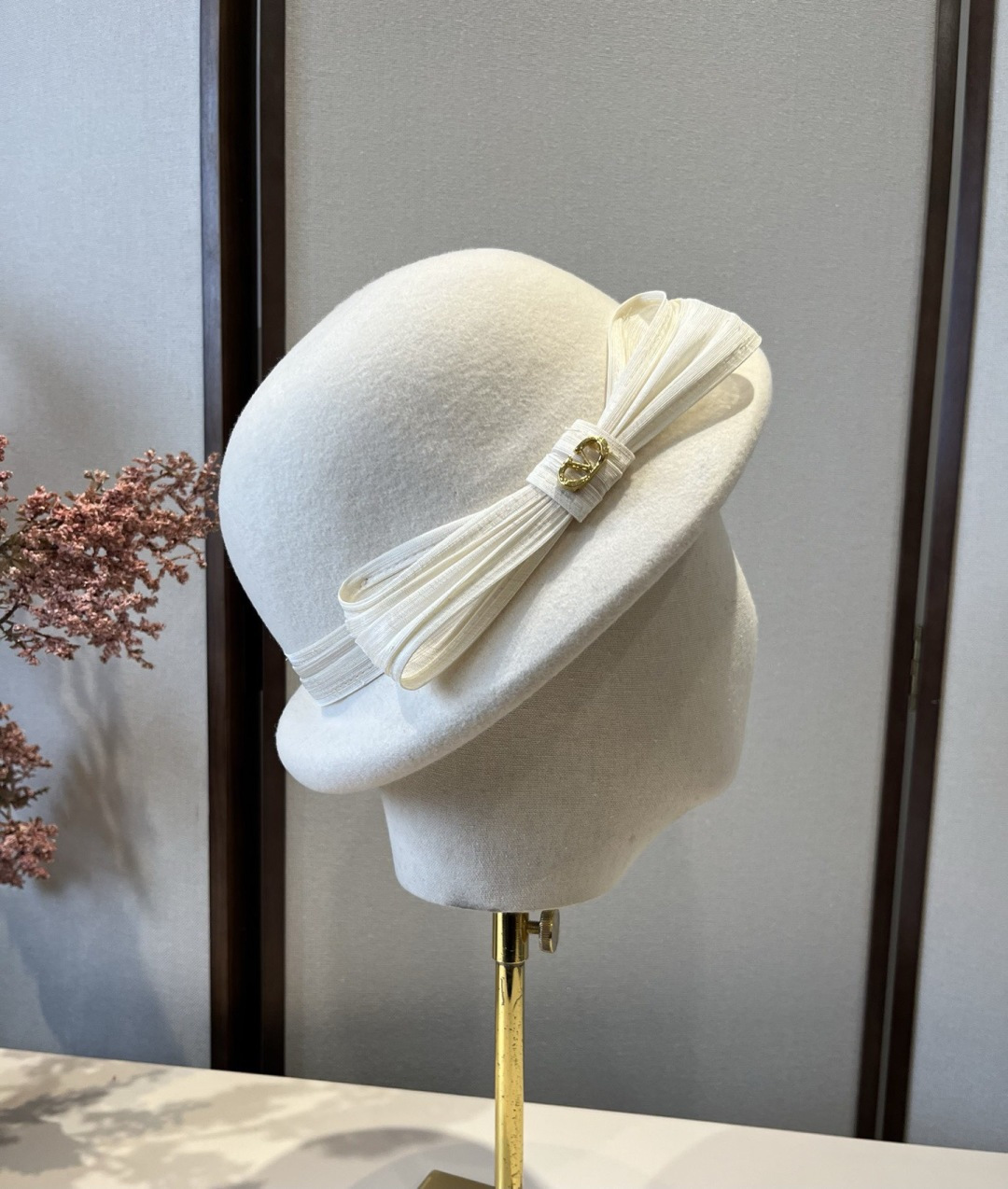 NO:670607,White Valentino new autumn and winter wool basin hat, 100% wool fabric, head circumference 57cm hat, fisherman hat, baseball cap, knitted hat, hat, valentino, espadrilles, hats19860909白色 华伦天奴新款秋冬羊毛盆帽,百分百羊毛面料、头围57cm帽子渔夫帽棒球帽针织帽,帽子,valentino,espadrilles,hats,hat