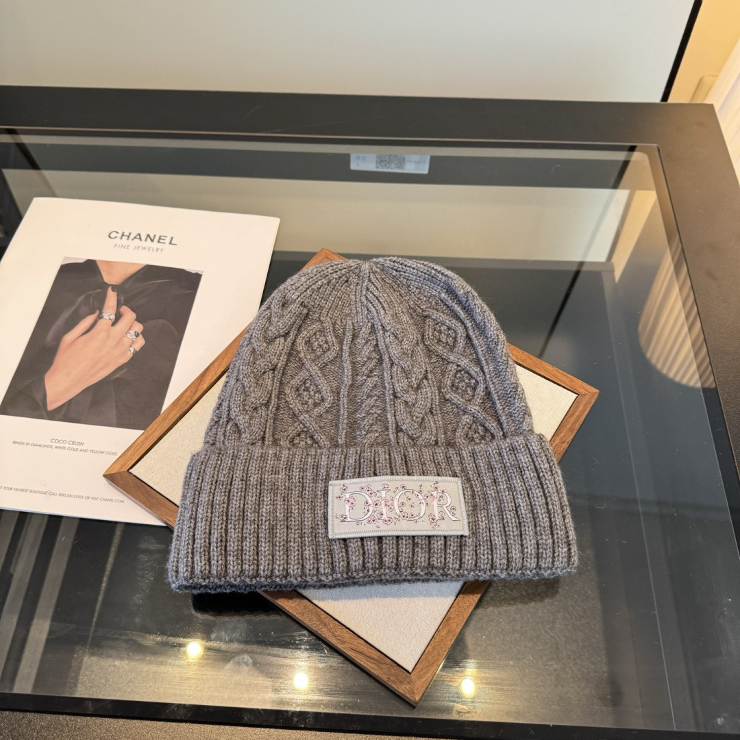 NO:704153,Dior's new knitted beanie, fashionable and versatile!  Hats bucket hat, baseball cap, knitted hat, hat, dior, dior, espadrilles, hats19860909Dior迪奥新款针织毛线帽,时尚百搭！帽子渔夫帽棒球帽针织帽,帽子,dior,dior,espadrilles,hats,hat